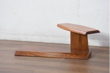 中古　美品　国産職人手作り　ユニークなデザインの飾り棚(飾り台、花台、ディスプレイ、肘掛け、ひじ掛け)(R-081885)