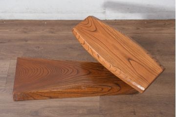 中古　美品　国産職人手作り　ユニークなデザインの飾り棚(飾り台、花台、ディスプレイ、肘掛け、ひじ掛け)(R-081885)
