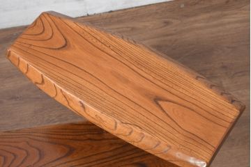 中古　美品　国産職人手作り　ユニークなデザインの飾り棚(飾り台、花台、ディスプレイ、肘掛け、ひじ掛け)(R-081885)
