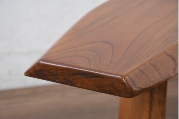 中古　美品　国産職人手作り　ユニークなデザインの飾り棚(飾り台、花台、ディスプレイ、肘掛け、ひじ掛け)(R-081885)