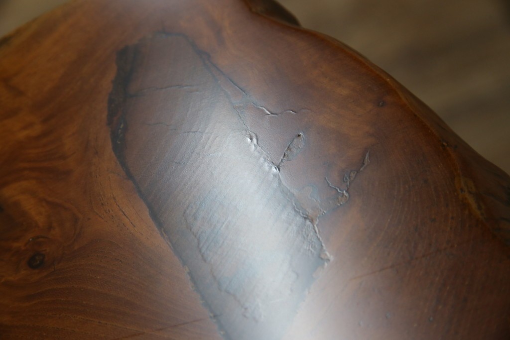 中古　美品　国産職人手作り　自然な形をそのまま活かした造りが魅力的な飾り棚　(R-081886)