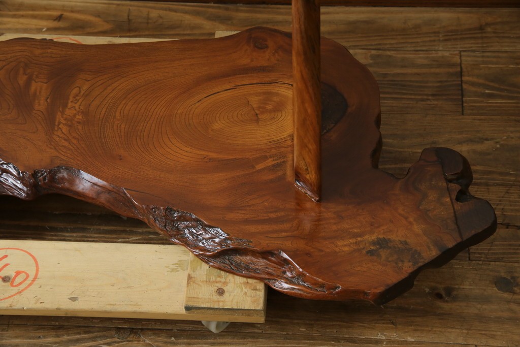 中古　美品　国産職人手作り　自然な形をそのまま活かした造りが魅力的な飾り棚　(R-081886)