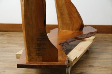 中古　美品　国産職人手作り　自然な形をそのまま活かした造りが魅力的な飾り棚　(R-081886)