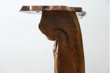 中古　美品　国産職人手作り　自然な形をそのまま活かした造りが魅力的な飾り棚　(R-081886)