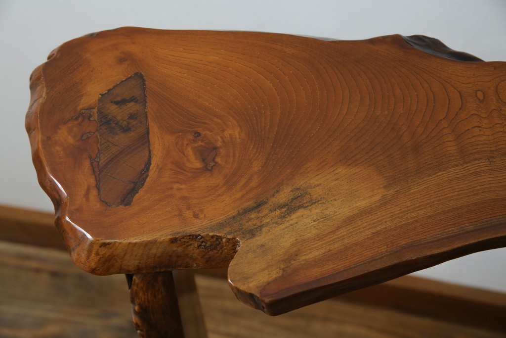 中古　美品　国産職人手作り　自然な形をそのまま活かした造りが魅力的な飾り棚　(R-081886)