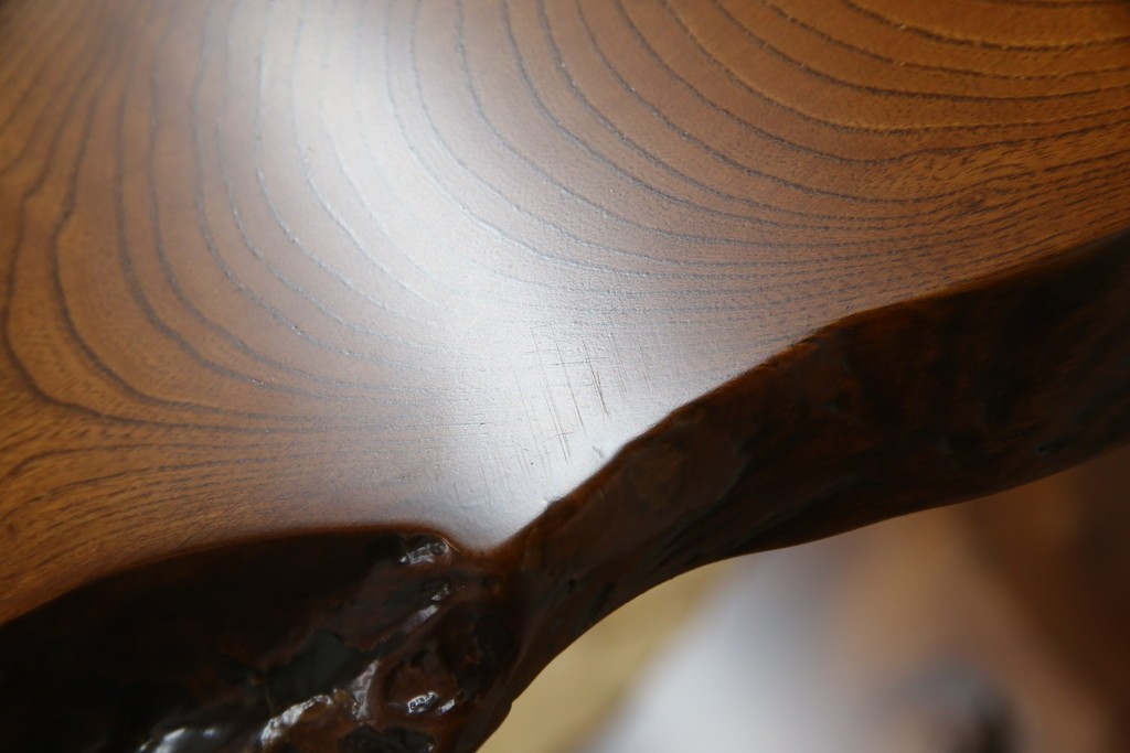 中古　美品　国産職人手作り　自然な形をそのまま活かした造りが魅力的な飾り棚　(R-081886)