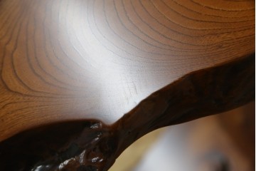 中古　美品　国産職人手作り　自然な形をそのまま活かした造りが魅力的な飾り棚　(R-081886)