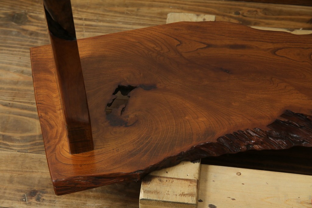 中古　美品　国産職人手作り　自然な形をそのまま活かした造りが魅力的な飾り棚　(R-081886)