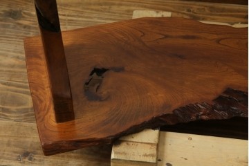 中古　美品　国産職人手作り　自然な形をそのまま活かした造りが魅力的な飾り棚　(R-081886)