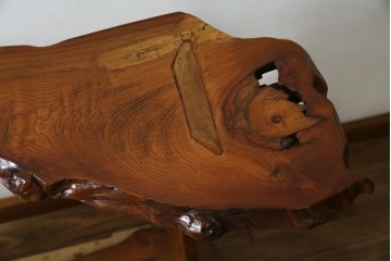 中古　美品　国産職人手作り　自然な形をそのまま活かした造りが魅力的な飾り棚　(R-081886)