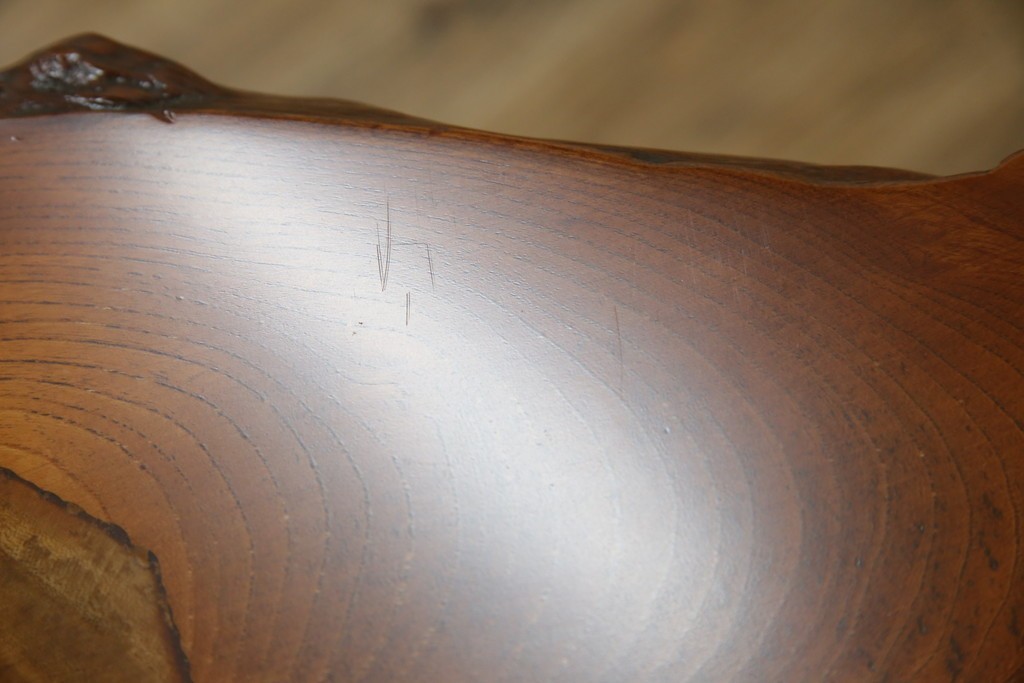 中古　美品　国産職人手作り　自然な形をそのまま活かした造りが魅力的な飾り棚　(R-081886)