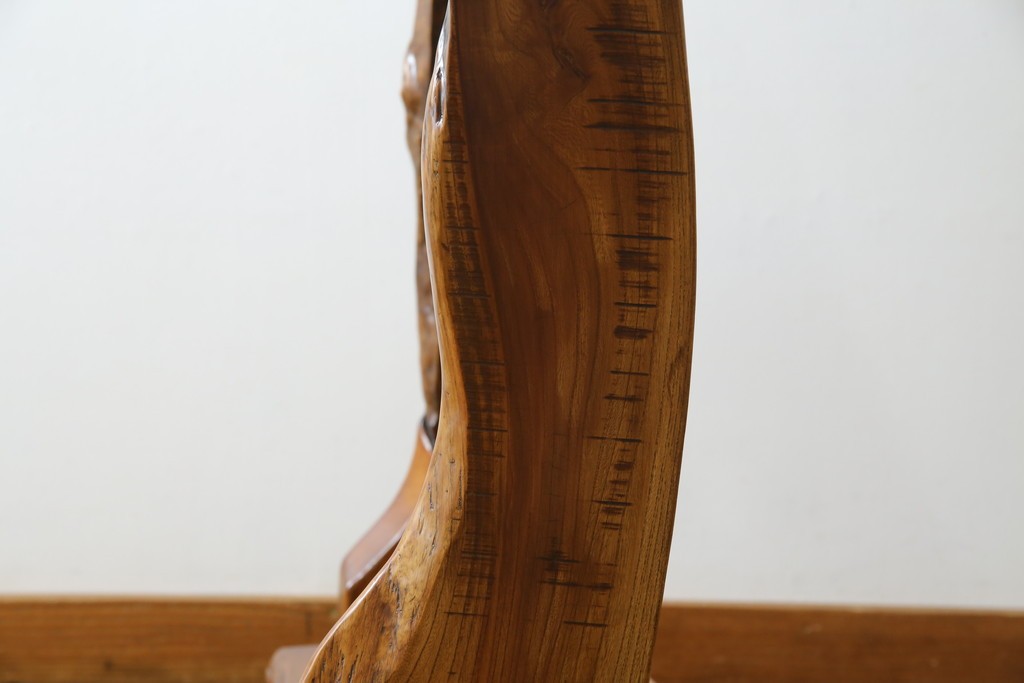 中古　美品　国産職人手作り　自然な形をそのまま活かした造りが魅力的な飾り棚　(R-081886)