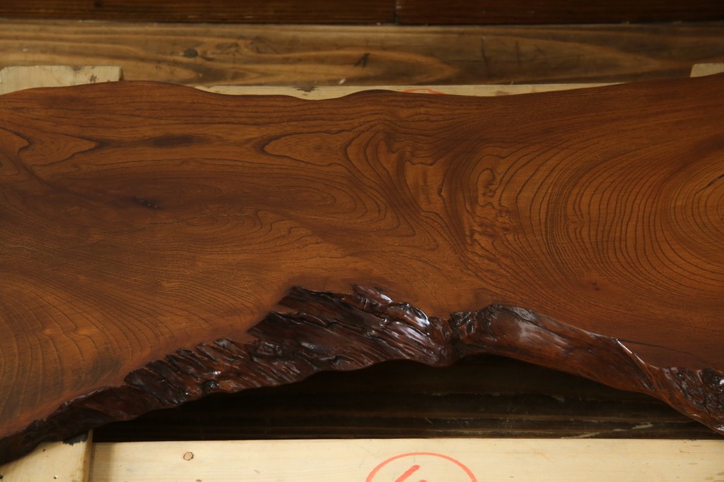 中古　美品　国産職人手作り　自然な形をそのまま活かした造りが魅力的な飾り棚　(R-081886)