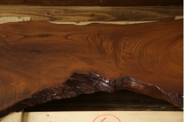 中古　美品　国産職人手作り　自然な形をそのまま活かした造りが魅力的な飾り棚　(R-081886)