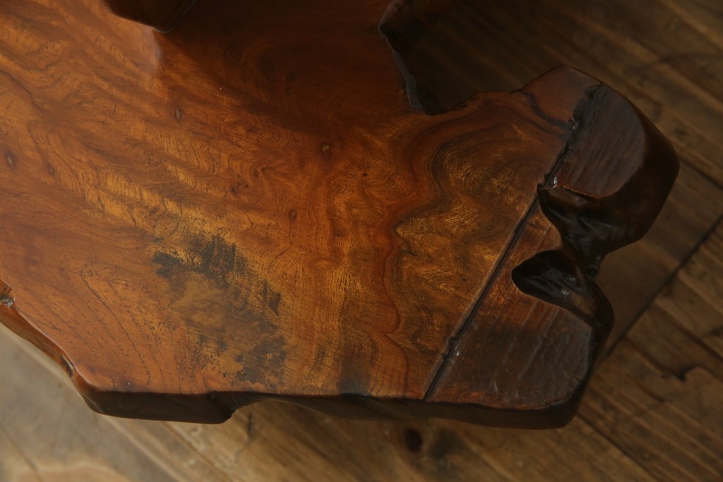 中古　美品　国産職人手作り　自然な形をそのまま活かした造りが魅力的な飾り棚　(R-081886)