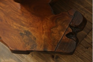 中古　美品　国産職人手作り　自然な形をそのまま活かした造りが魅力的な飾り棚　(R-081886)