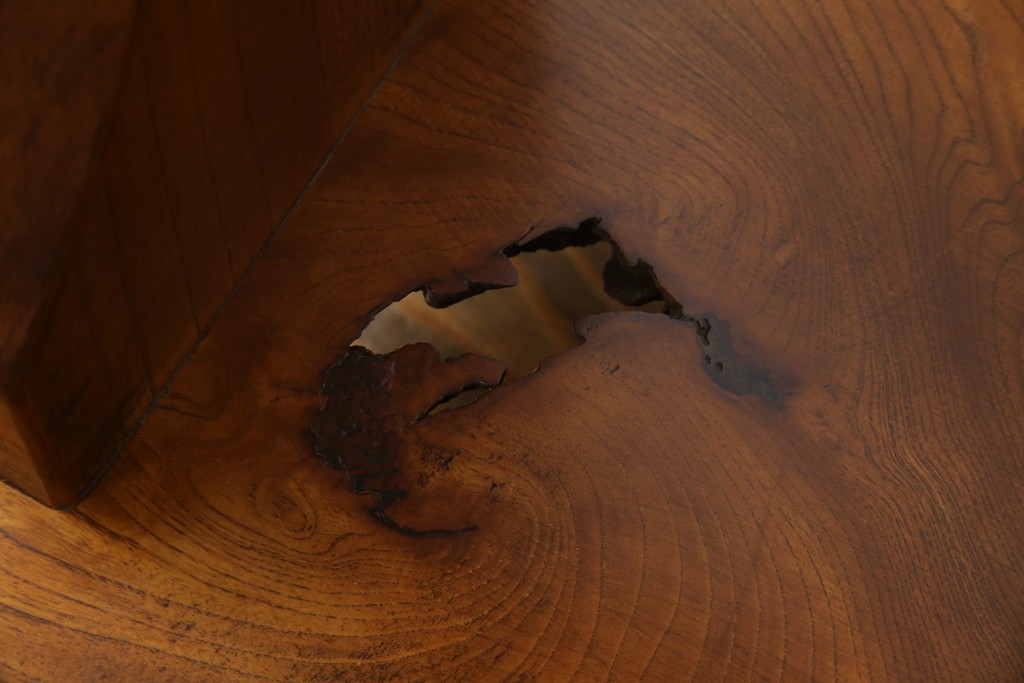 中古　美品　国産職人手作り　自然な形をそのまま活かした造りが魅力的な飾り棚　(R-081886)