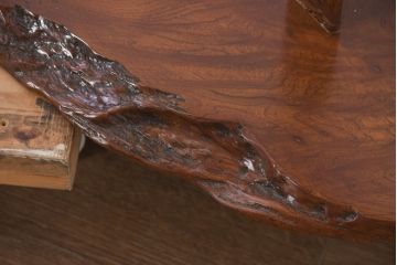 中古　美品　国産職人手作り　自然な形をそのまま活かした造りが魅力的な飾り棚(飾り台、花台、ディスプレイ)(R-081886)
