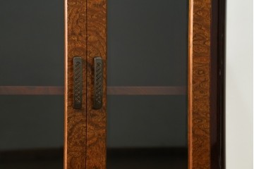 新古　未使用展示品　二本松工藝館　田中家具　欅(ケヤキ)材　玉杢　和モダンな空間づくりにおすすめのサイドキャビネット　(定価約57万円)(R-081887)