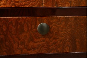 新古　未使用展示品　二本松工藝館　田中家具　欅(ケヤキ)材　玉杢　和モダンな空間づくりにおすすめのサイドキャビネット　(定価約57万円)(R-081887)