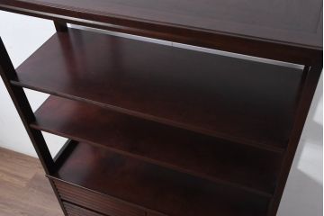 中古　未使用展示品　北海道民芸家具　美しい佇まいと機能性を兼ね備えた引き出し付き飾り棚(陳列棚、収納棚、オープンラック、キャビネット)(定価約30万円)(R-081888)