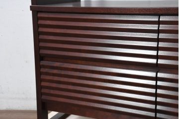 中古　未使用展示品　北海道民芸家具　美しい佇まいと機能性を兼ね備えた引き出し付き飾り棚(陳列棚、収納棚、オープンラック、キャビネット)(定価約30万円)(R-081888)