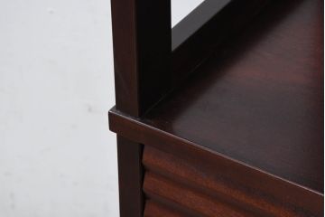 中古　未使用展示品　北海道民芸家具　美しい佇まいと機能性を兼ね備えた引き出し付き飾り棚(陳列棚、収納棚、オープンラック、キャビネット)(定価約30万円)(R-081888)