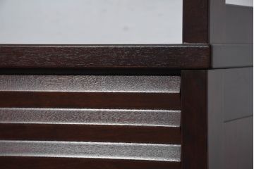 中古　未使用展示品　北海道民芸家具　美しい佇まいと機能性を兼ね備えた引き出し付き飾り棚(陳列棚、収納棚、オープンラック、キャビネット)(定価約30万円)(R-081888)