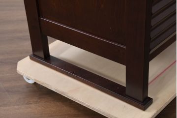 中古　未使用展示品　北海道民芸家具　美しい佇まいと機能性を兼ね備えた引き出し付き飾り棚(陳列棚、収納棚、オープンラック、キャビネット)(定価約30万円)(R-081888)