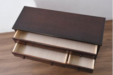 中古　肥前民芸家具　深みのある木の色合いが美しい小振りなチェスト(引き出し、洋服タンス、衣装タンス、サイドチェスト、ローチェスト)(R-081889)