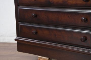 中古　肥前民芸家具　深みのある木の色合いが美しい小振りなチェスト(引き出し、洋服タンス、衣装タンス、サイドチェスト、ローチェスト)(R-081889)