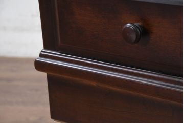 中古　肥前民芸家具　深みのある木の色合いが美しい小振りなチェスト(引き出し、洋服タンス、衣装タンス、サイドチェスト、ローチェスト)(R-081889)