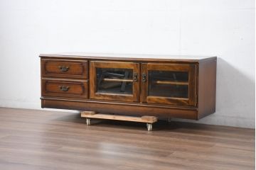 中古　カリモク家具(karimoku)　COLONIAL(コロニアル)シリーズ　カントリースタイルのお部屋におすすめなテレビボード(テレビ台、リビングボード、ローボード、戸棚)(定価約26万円)(R-081893)