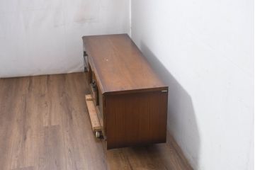 中古　カリモク家具(karimoku)　COLONIAL(コロニアル)シリーズ　カントリースタイルのお部屋におすすめなテレビボード(テレビ台、リビングボード、ローボード、戸棚)(定価約26万円)(R-081893)