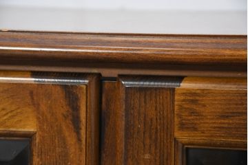 中古　カリモク家具(karimoku)　COLONIAL(コロニアル)シリーズ　カントリースタイルのお部屋におすすめなテレビボード(テレビ台、リビングボード、ローボード、戸棚)(定価約26万円)(R-081893)
