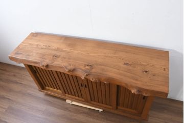 和製ビンテージ　特注!!　高級品　総タモ材　天板極厚1枚板　自然な木の風合いを楽しめる四枚引き戸の和風サイドボード(水屋箪笥、食器棚、カップボード、収納棚、戸棚、ビンテージ)(製作費約150万円)(R-081894)