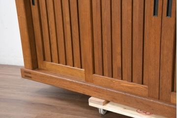 和製ビンテージ　特注!!　高級品　総タモ材　天板極厚1枚板　自然な木の風合いを楽しめる四枚引き戸の和風サイドボード(水屋箪笥、食器棚、カップボード、収納棚、戸棚、ビンテージ)(製作費約150万円)(R-081894)