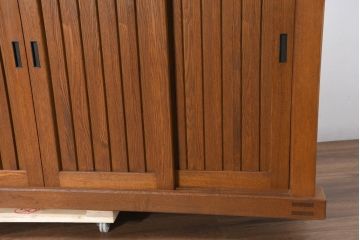 和製ビンテージ　特注!!　高級品　総タモ材　天板極厚1枚板　自然な木の風合いを楽しめる四枚引き戸の和風サイドボード(水屋箪笥、食器棚、カップボード、収納棚、戸棚、ビンテージ)(製作費約150万円)(R-081894)