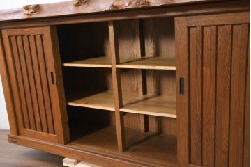 和製ビンテージ　特注!!　高級品　総タモ材　天板極厚1枚板　自然な木の風合いを楽しめる四枚引き戸の和風サイドボード(水屋箪笥、食器棚、カップボード、収納棚、戸棚、ビンテージ)(製作費約150万円)(R-081894)