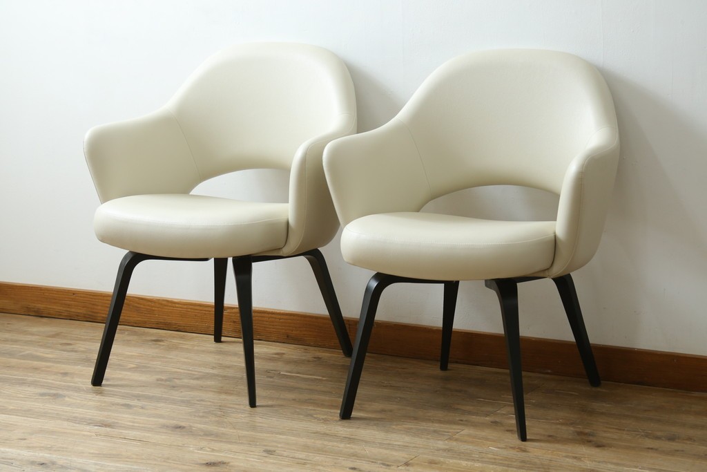 新古　未使用　ほぼ新品　Knoll(ノル)　本革(レザー)　生地KT Collection　脚エボニーウッド　Saarinen Collection Conference Arm Chair(サーリネン コレクション カンファレンス アームチェア)　シンプルで使い勝手の良いアームチェア2脚セット　定価約48万円　(R-081897)
