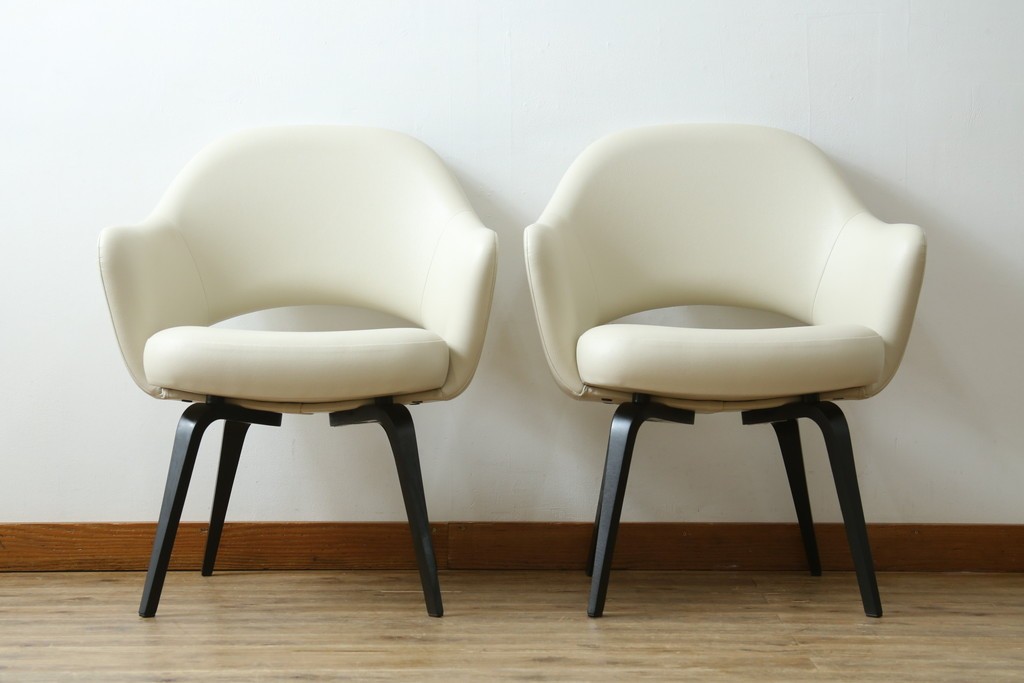 新古　未使用　ほぼ新品　Knoll(ノル)　本革(レザー)　生地KT Collection　脚エボニーウッド　Saarinen Collection Conference Arm Chair(サーリネン コレクション カンファレンス アームチェア)　シンプルで使い勝手の良いアームチェア2脚セット　定価約48万円　(R-081897)