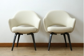 新古　未使用　ほぼ新品　Knoll(ノル)　本革(レザー)　生地KT Collection　脚エボニーウッド　Saarinen Collection Conference Arm Chair(サーリネン コレクション カンファレンス アームチェア)　シンプルで使い勝手の良いアームチェア2脚セット　定価約48万円　(R-081897)