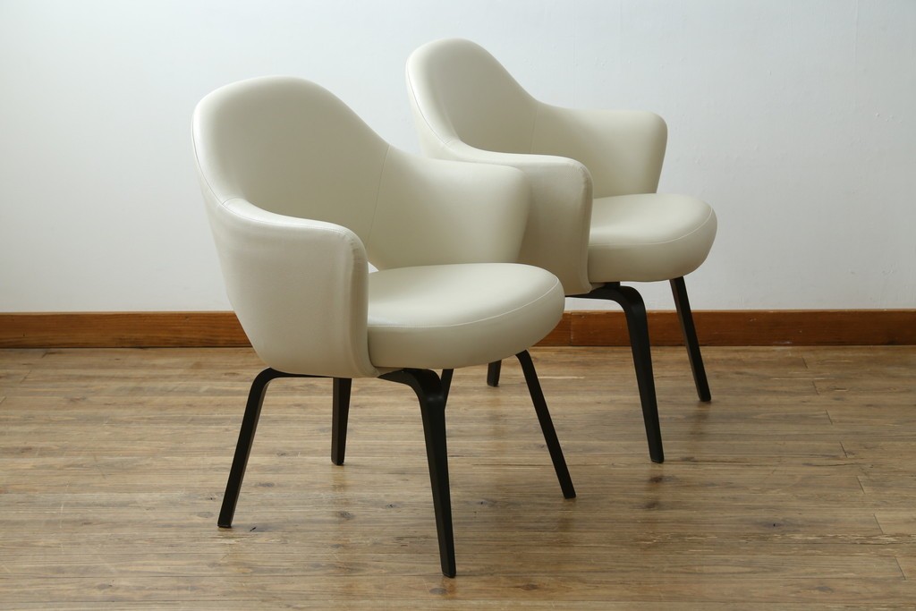 新古　未使用　ほぼ新品　Knoll(ノル)　本革(レザー)　生地KT Collection　脚エボニーウッド　Saarinen Collection Conference Arm Chair(サーリネン コレクション カンファレンス アームチェア)　シンプルで使い勝手の良いアームチェア2脚セット　定価約48万円　(R-081897)