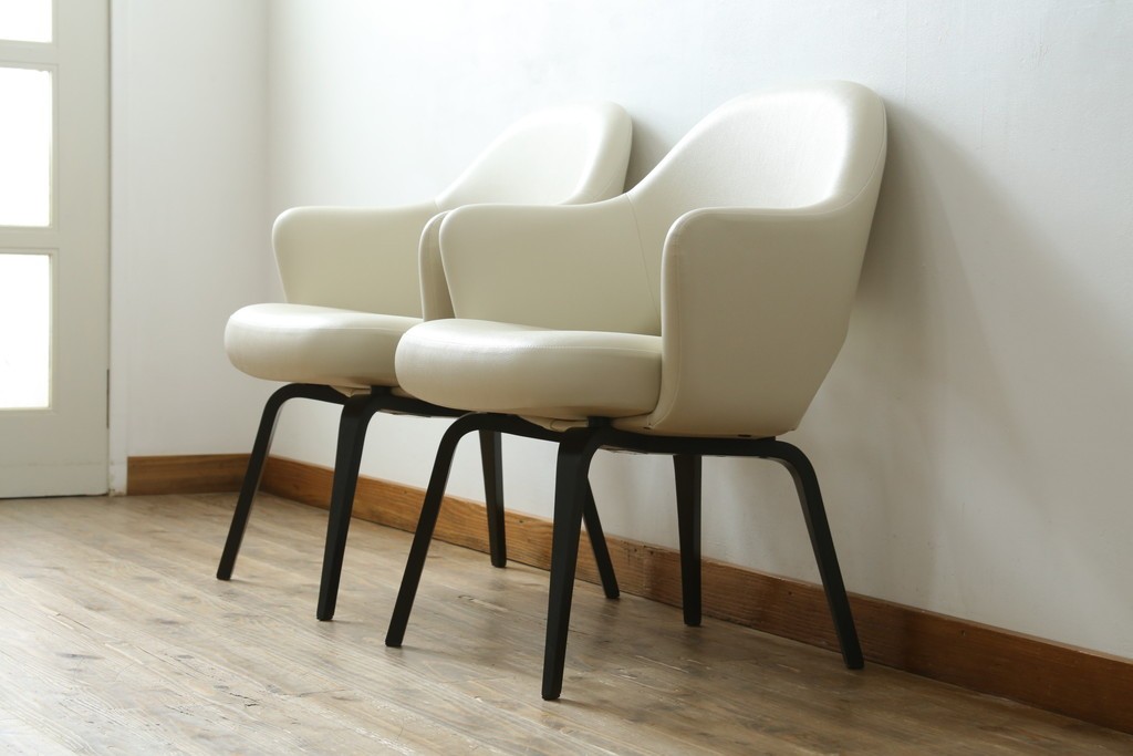 新古　未使用　ほぼ新品　Knoll(ノル)　本革(レザー)　生地KT Collection　脚エボニーウッド　Saarinen Collection Conference Arm Chair(サーリネン コレクション カンファレンス アームチェア)　シンプルで使い勝手の良いアームチェア2脚セット　定価約48万円　(R-081897)