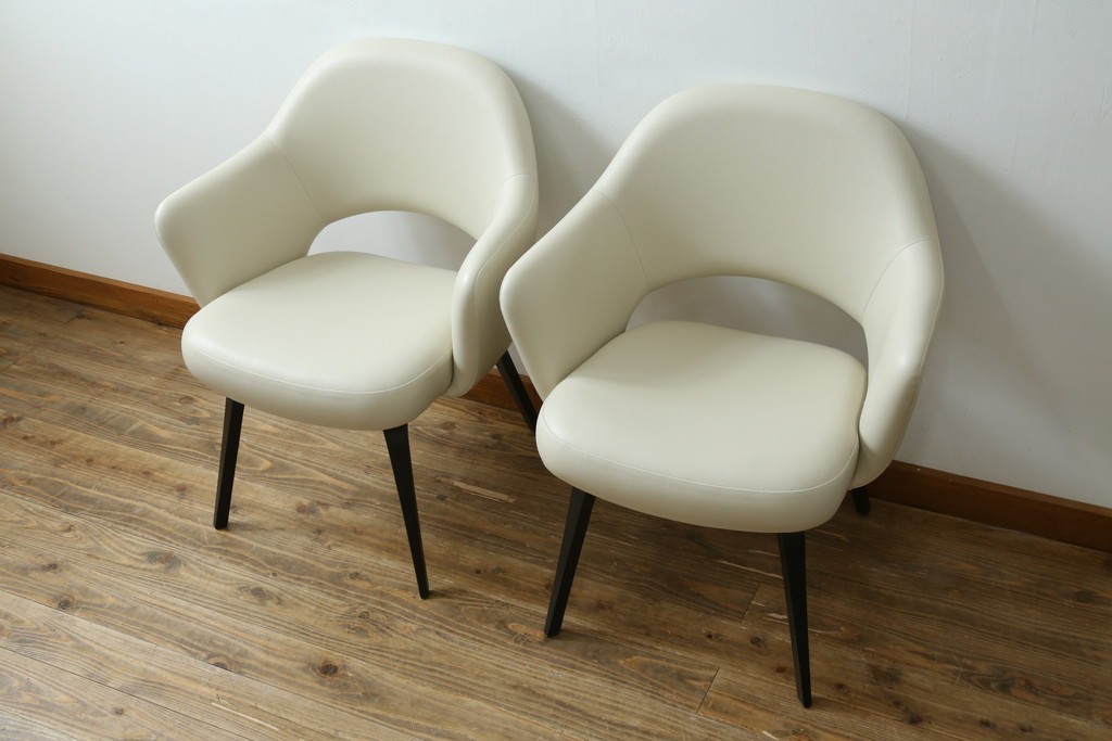 新古　未使用　ほぼ新品　Knoll(ノル)　本革(レザー)　生地KT Collection　脚エボニーウッド　Saarinen Collection Conference Arm Chair(サーリネン コレクション カンファレンス アームチェア)　シンプルで使い勝手の良いアームチェア2脚セット　定価約48万円　(R-081897)