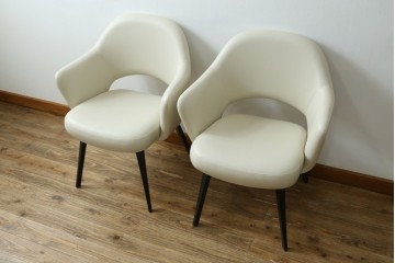 新古　未使用　ほぼ新品　Knoll(ノル)　本革(レザー)　生地KT Collection　脚エボニーウッド　Saarinen Collection Conference Arm Chair(サーリネン コレクション カンファレンス アームチェア)　シンプルで使い勝手の良いアームチェア2脚セット　定価約48万円　(R-081897)