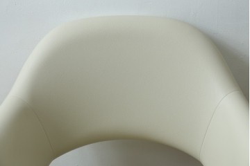 新古　未使用　ほぼ新品　Knoll(ノル)　本革(レザー)　生地KT Collection　脚エボニーウッド　Saarinen Collection Conference Arm Chair(サーリネン コレクション カンファレンス アームチェア)　シンプルで使い勝手の良いアームチェア2脚セット　定価約48万円　(R-081897)