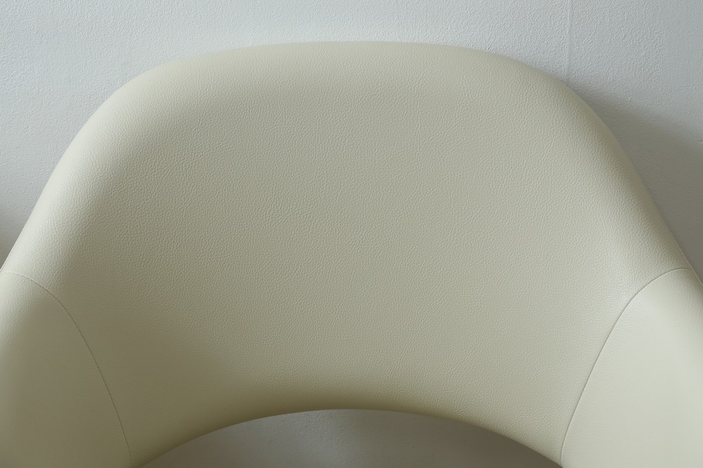 新古　未使用　ほぼ新品　Knoll(ノル)　本革(レザー)　生地KT Collection　脚エボニーウッド　Saarinen Collection Conference Arm Chair(サーリネン コレクション カンファレンス アームチェア)　シンプルで使い勝手の良いアームチェア2脚セット　定価約48万円　(R-081897)