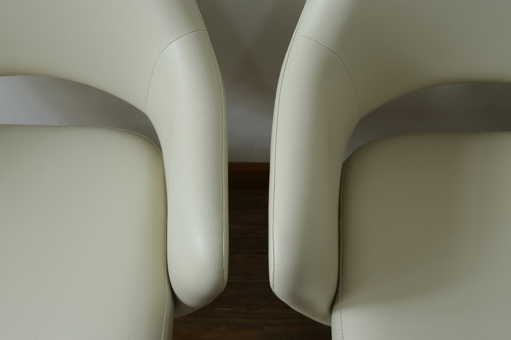 新古　未使用　ほぼ新品　Knoll(ノル)　本革(レザー)　生地KT Collection　脚エボニーウッド　Saarinen Collection Conference Arm Chair(サーリネン コレクション カンファレンス アームチェア)　シンプルで使い勝手の良いアームチェア2脚セット　定価約48万円　(R-081897)