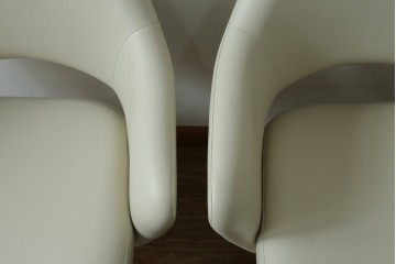 新古　未使用　ほぼ新品　Knoll(ノル)　本革(レザー)　生地KT Collection　脚エボニーウッド　Saarinen Collection Conference Arm Chair(サーリネン コレクション カンファレンス アームチェア)　シンプルで使い勝手の良いアームチェア2脚セット　定価約48万円　(R-081897)
